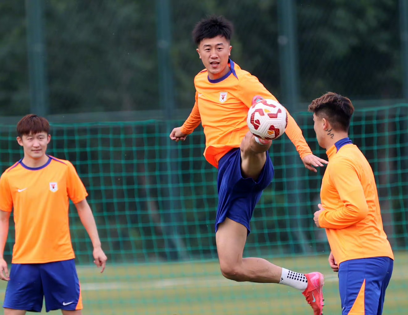 九游-山东男篮训练开放日，集结日强势反弹引欢呼，欧超杯在即，阵容厚度经受考验